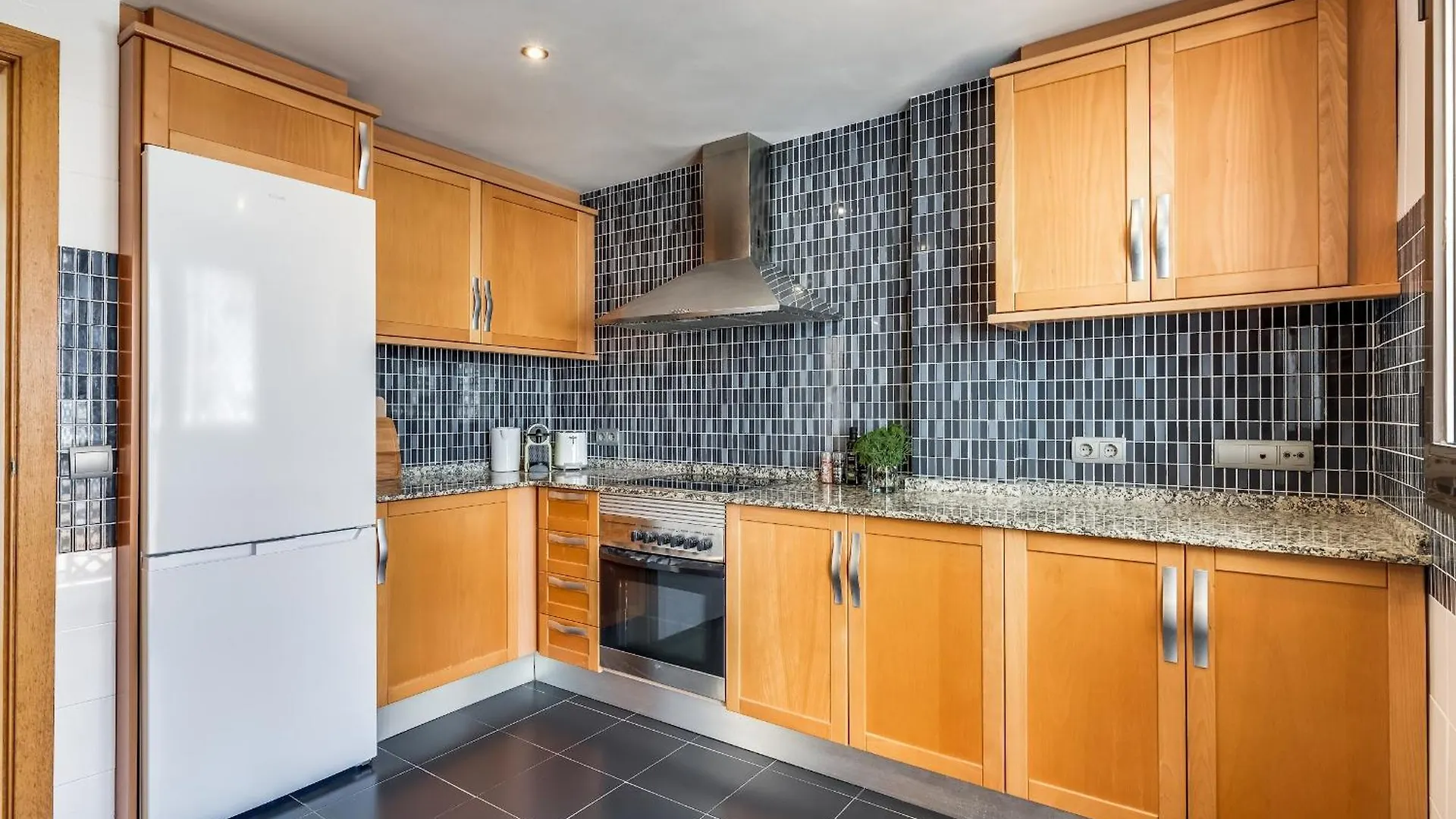 Nieuw Ingericht Penthouse Met Ruim Dakterras Διαμέρισμα Εστεπόνα